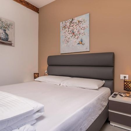 Aaa Apartments & Rooms With Free Parking プーラ エクステリア 写真